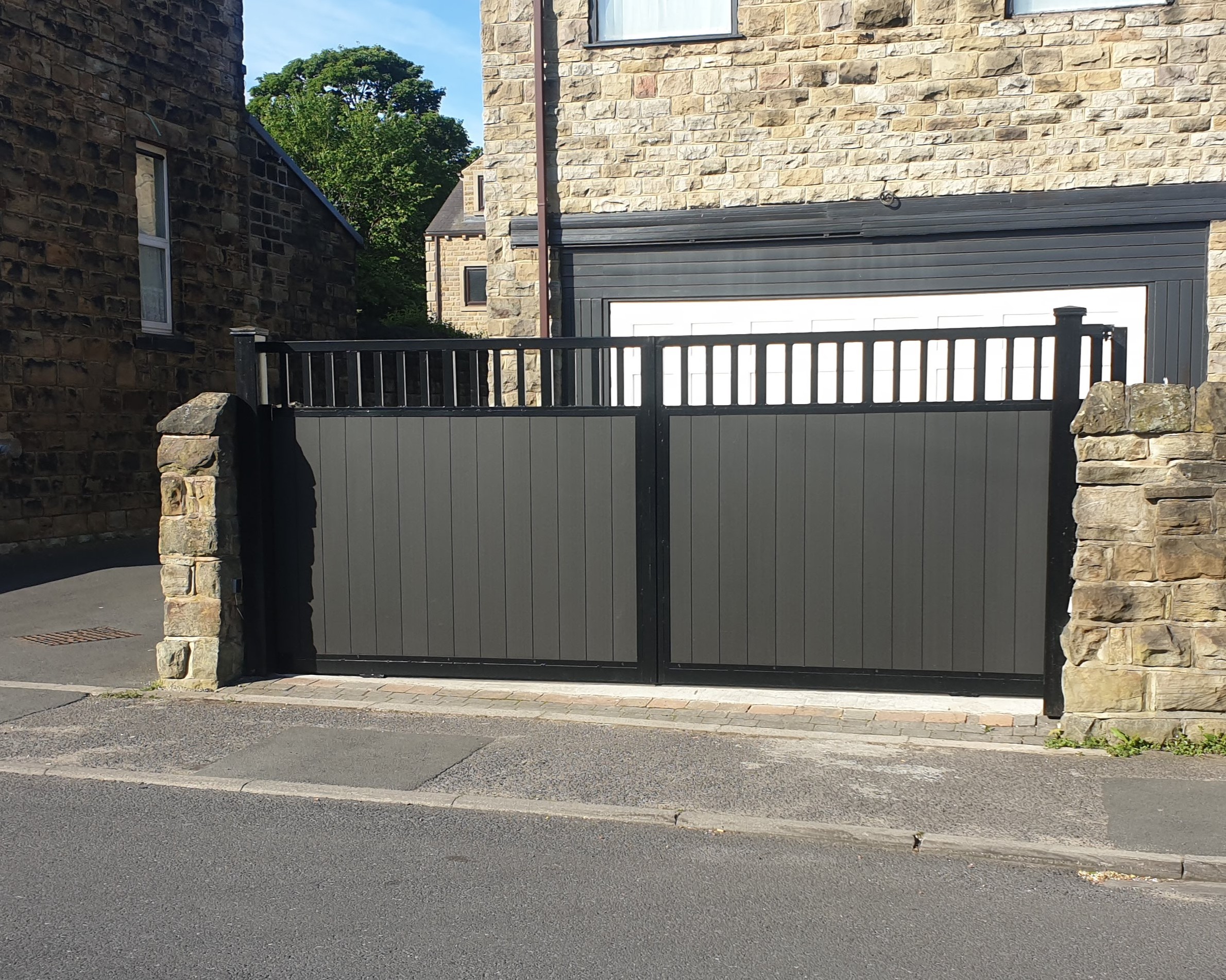 Wooden Modern Automatic Gate in Brown