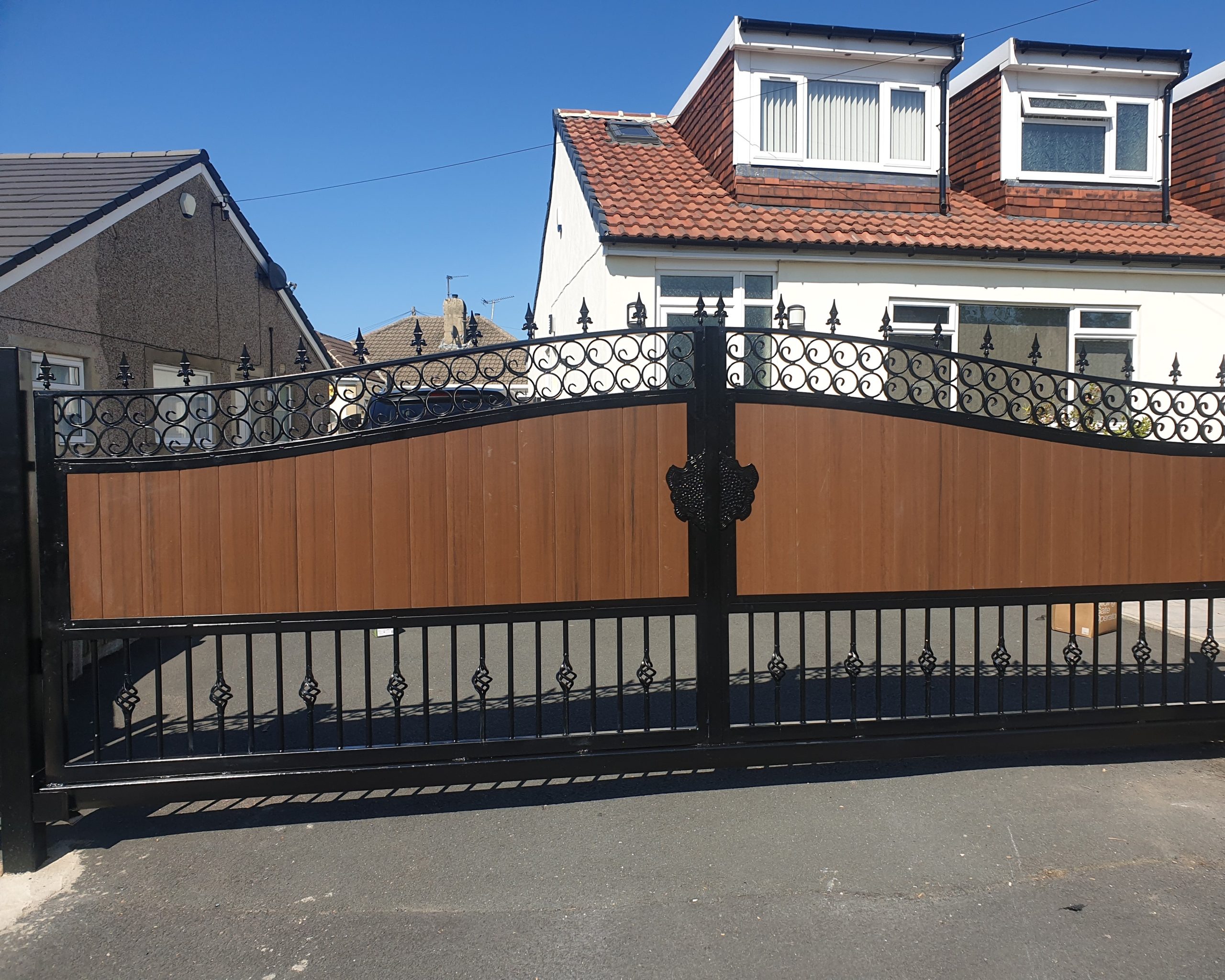Wooden Modern Automatic Gate in Brown