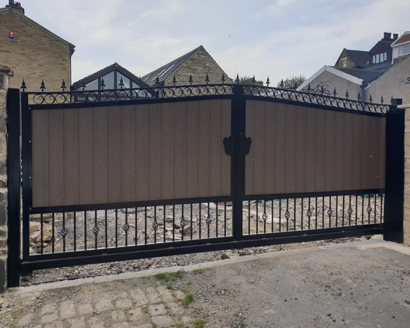 Wooden Modern Automatic Gate in Brown