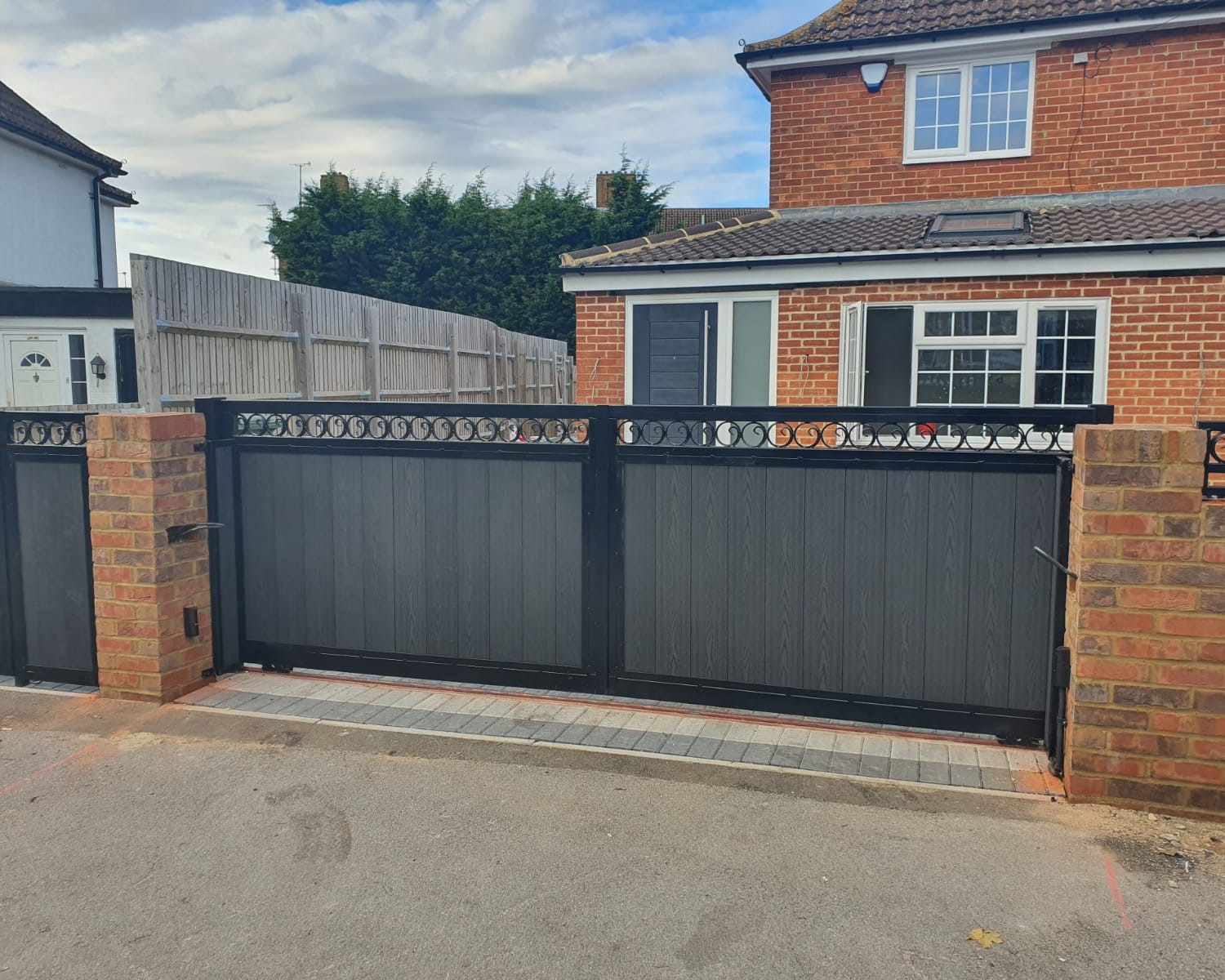 Wooden Modern Automatic Gate in Brown